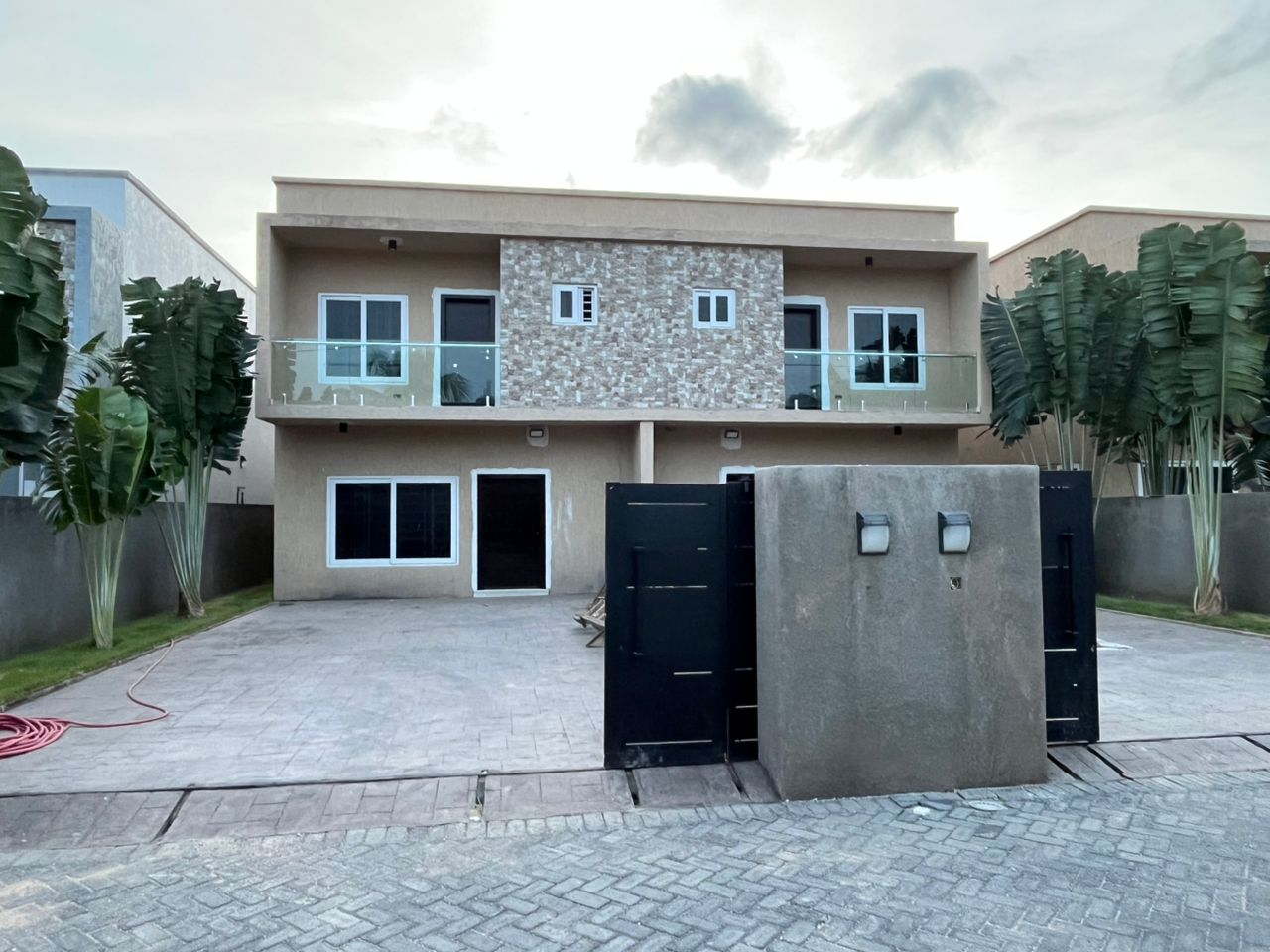 apartments/gallery_images/HZF4mfI2pWBiIBDDJxPJE5pyYxrg3qffGVsDDo7d.jpg